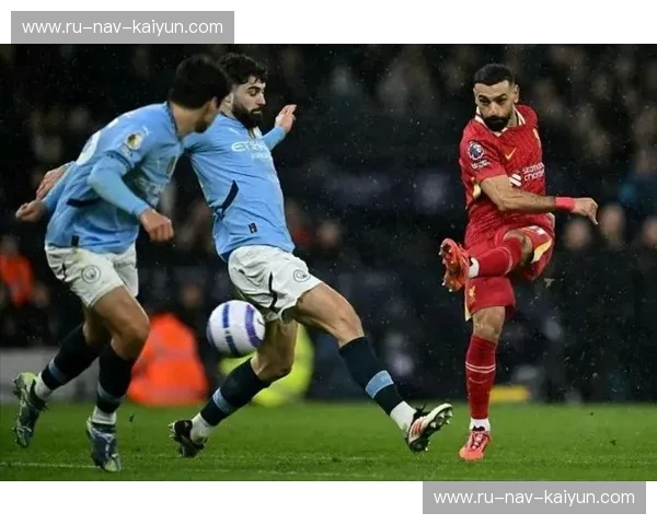 伊蒂哈德的夜空：当曼城与巴萨的次回合对决，点燃的不只是足球